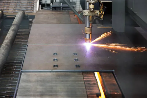 Pistola de plasma en funcionamiento atraviesa una placa metálica, evidenciando el poder de un moderno equipo de corte.