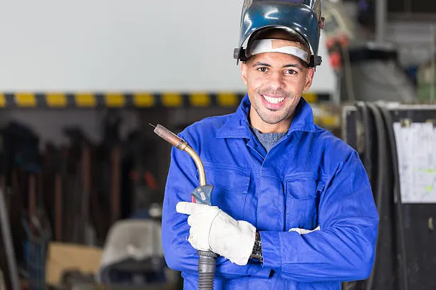 Trabajadores protegidos realizando soldadura, mostrando el contraste de métodos y técnicas, representando claramente la diferencia entre soldadura autógena y eléctrica en aplicaciones industriales