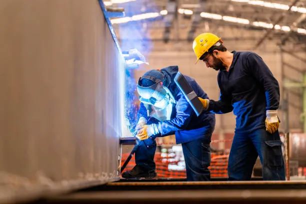 Hombres trabajando con soldadura mostrando distintos métodos y precauciones, ejemplificando la diferencia entre soldadura autógena y eléctrica y la importancia de la seguridad en cada proceso.