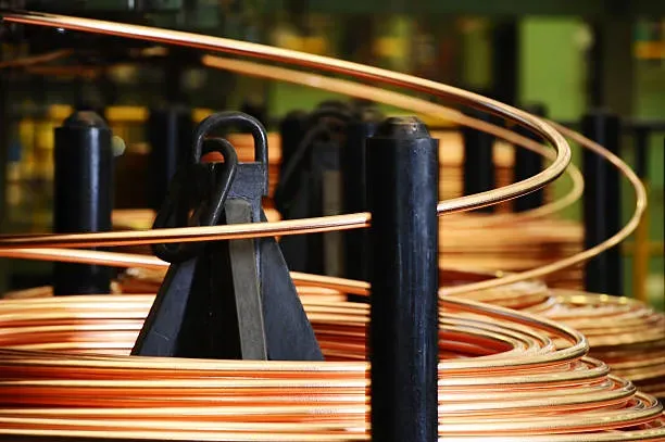 Detalle cercano de un hilo de alambre para soldar brillante usado en aplicaciones metálicas exigentes.