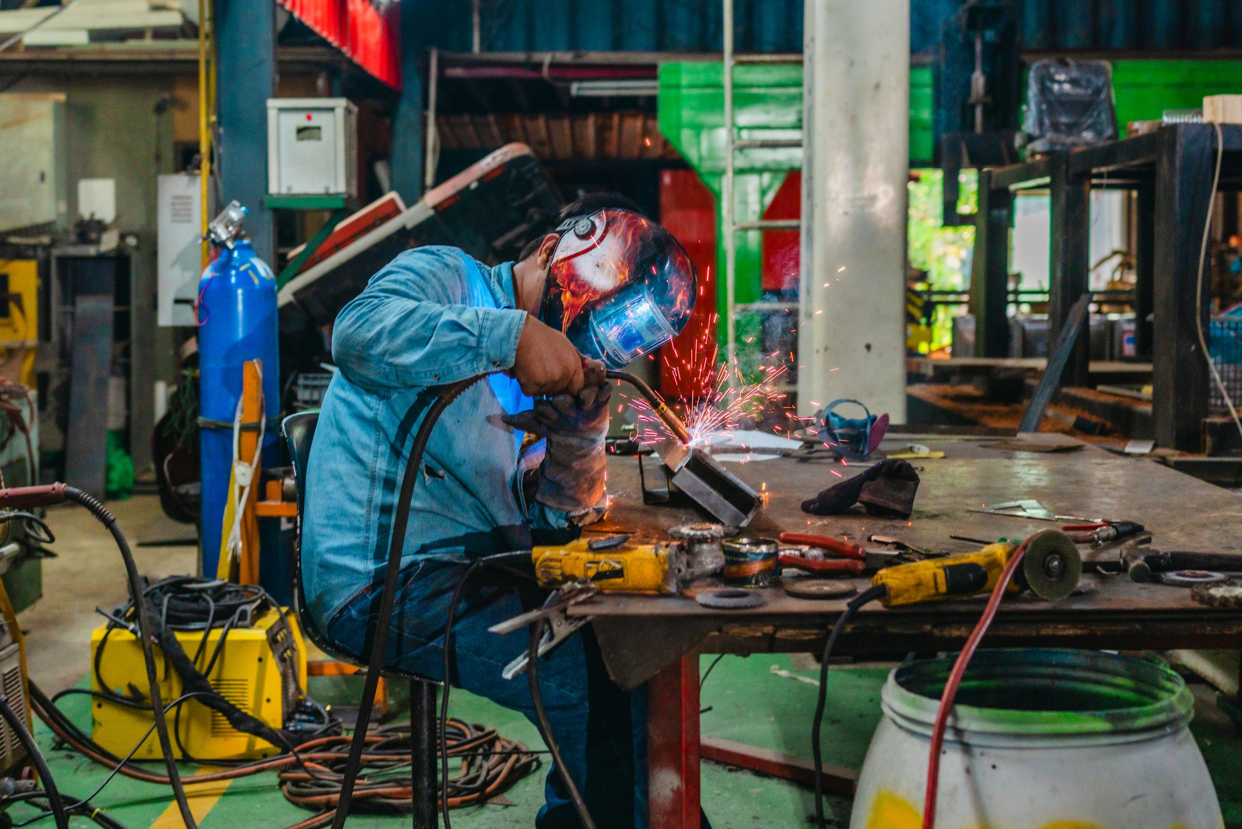 Fotografía de un Hombre trabajando que se pregunta por qué mi máquina de soldar se apaga al usarla