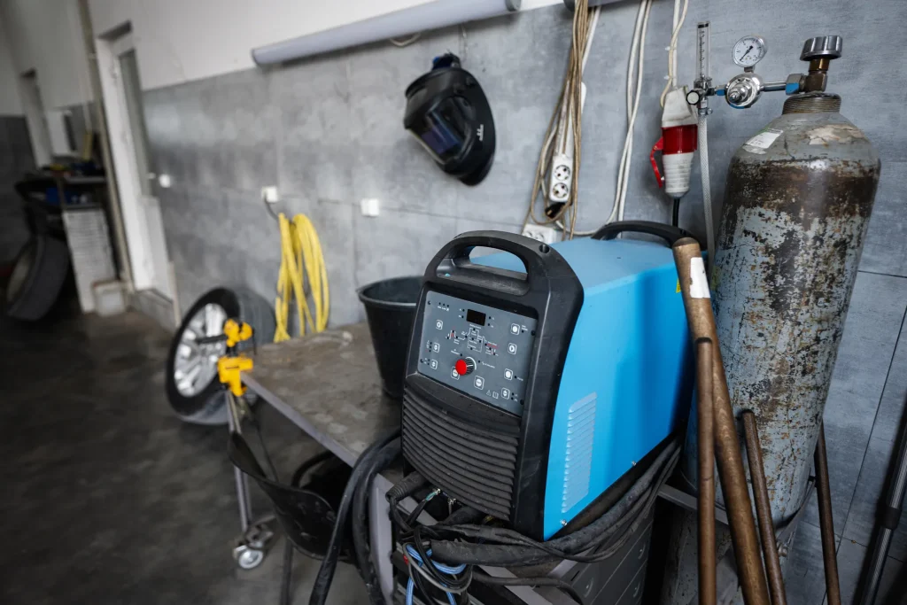 Fotografía del interior de un taller donde se realiza mantenimiento de máquinas de soldar
